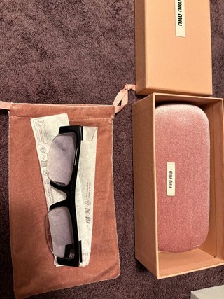 Gafas de sol Miu Miu negras