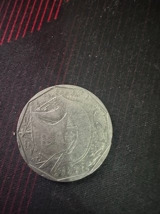 Moneda antigua con diseño de barco