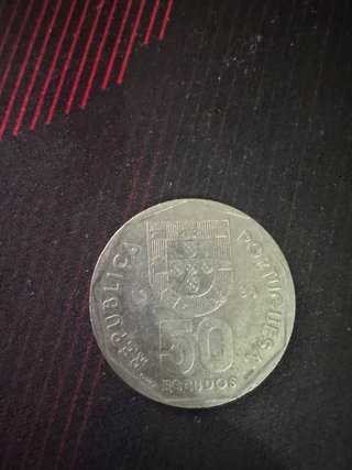 Moneda antigua con diseño de barco