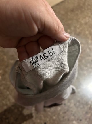 Vestido gris con estrella de lentejuelas rojas
