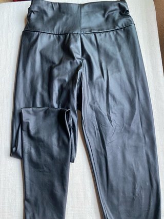 Pantalones negros efecto piel