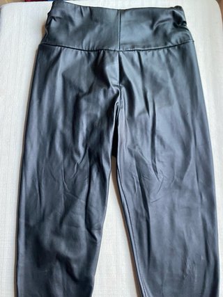 Pantalones negros efecto piel