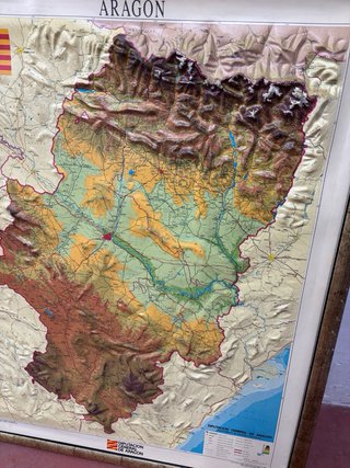 Mapa de Aragón con relieve. Grande y detallado.