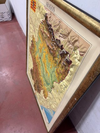 Mapa de Aragón con relieve. Grande y detallado.