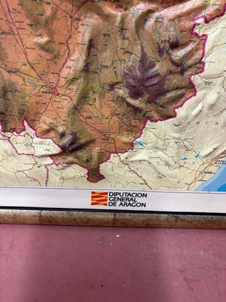 Mapa de Aragón con relieve. Grande y detallado.