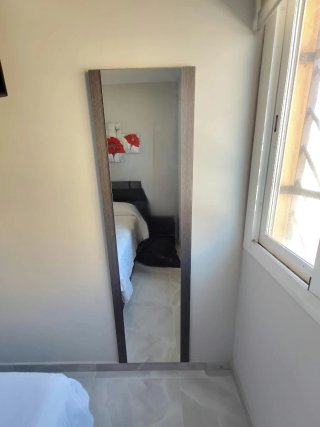 Dormitorio con mesillas,cómoda,espejo y cabecero