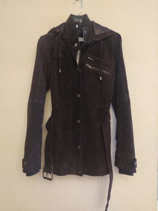 Chaqueta de piel con capucha extraíble con cremal
