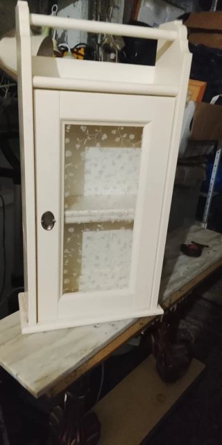Mueble de baño blanco con puerta de cristal