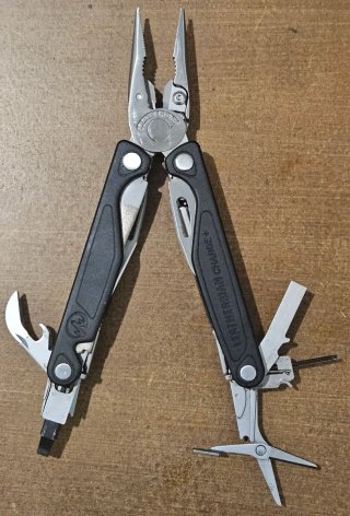 Multiutensile Leatherman Charge + di alta qualità