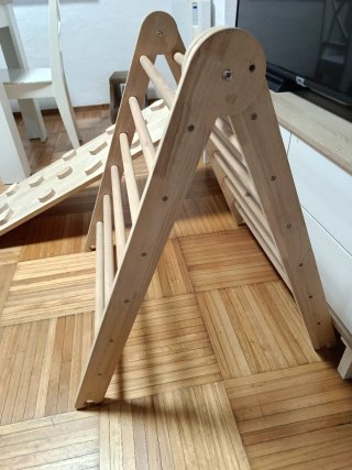 Rampa Pikler per l'apprendimento dell'arrampicata in legno