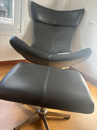 Sillón de lectura con reposapiés