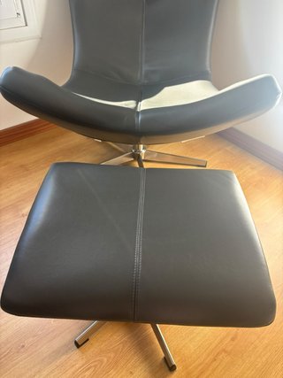 Sillón de lectura con reposapiés