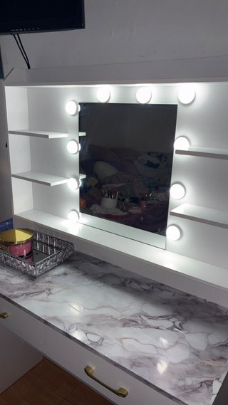 Tocador de maquillaje blanco con espejo y luces