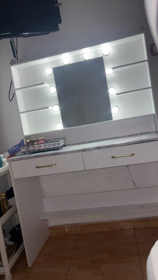 Tocador de maquillaje blanco con espejo y luces