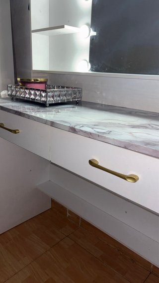 Tocador de maquillaje blanco con espejo y luces