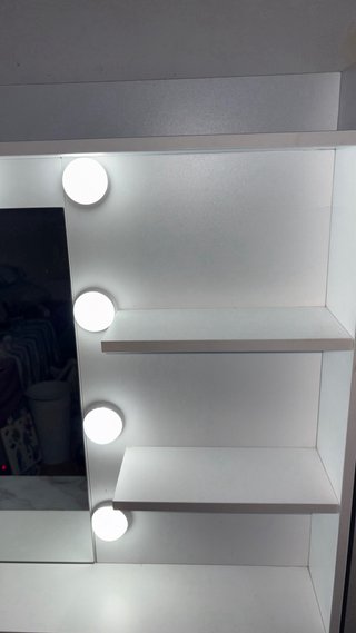 Tocador de maquillaje blanco con espejo y luces
