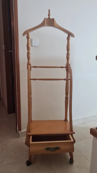 Perchero de madera con cajón