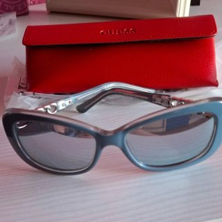 Gafas de sol Guess azules y rojas