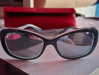Gafas de sol Guess azules y rojas