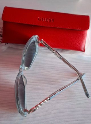 Gafas de sol Guess azules y rojas