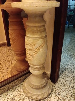 Columna de mármol con luz interior
