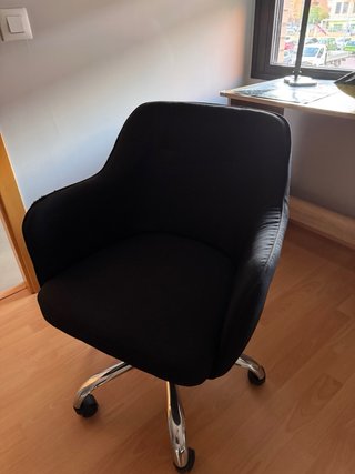 Silla de oficina negra de tela