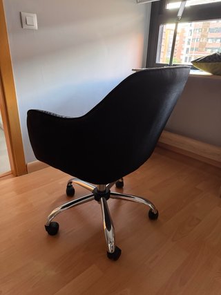 Silla de oficina negra de tela