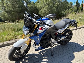 BMW F 900 R Azul y Blanca