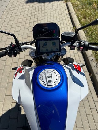 BMW F 900 R Azul y Blanca