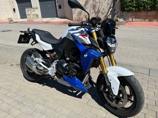 BMW F 900 R Azul y Blanca