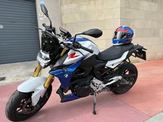 BMW F 900 R Azul y Blanca
