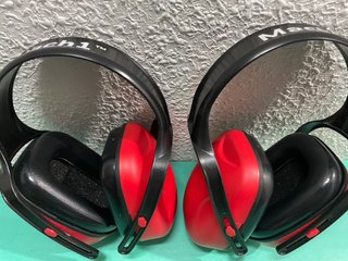Casco di protezione Honeywell rossi e neri