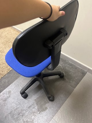 Silla de escritorio azul con ruedas