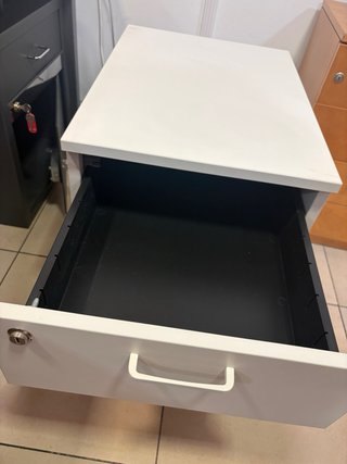 Cajonera metálica con llave