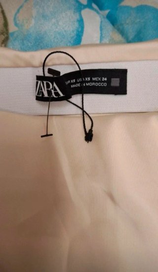 Falda Zara satén blanca