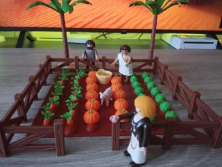 Huerto customizado a escala de Playmobil