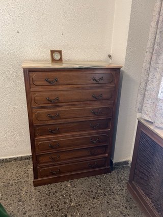Cómoda de madera con tapa de mármol