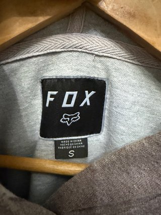 Sudadera Fox con capucha y bolsillo