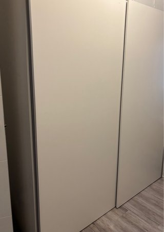 Armario dos puertas correderas.