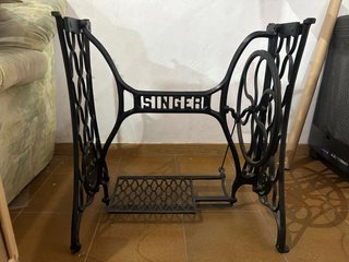 Pie de máquina de coser Singer