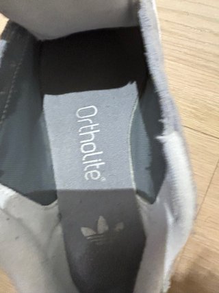 Adidas Campus Grises (sin un cordón)
