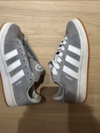 Adidas Campus Grises (sin un cordón)