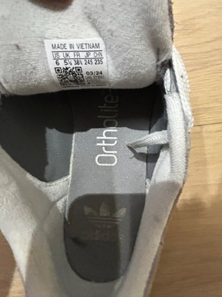 Adidas Campus Grises (sin un cordón)