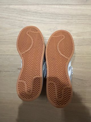 Adidas Campus Grises (sin un cordón)