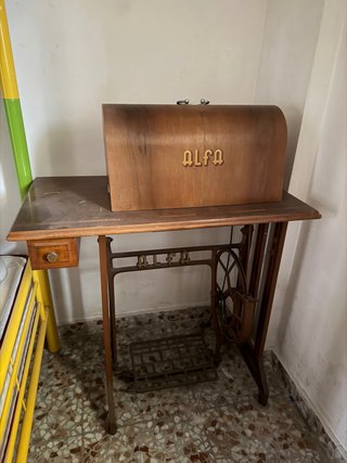 Máquina de coser Alfa antigua