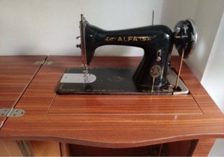 Máquina de coser Alfa antigua