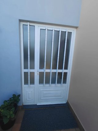 Puerta entrada aluminio con rejas