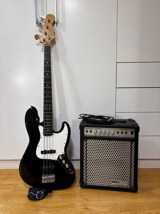Bajo Eléctrico Caliber Negro + Amplificador