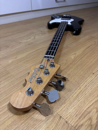 Bajo Eléctrico Caliber Negro + Amplificador
