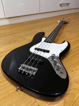 Bajo Eléctrico Caliber Negro + Amplificador